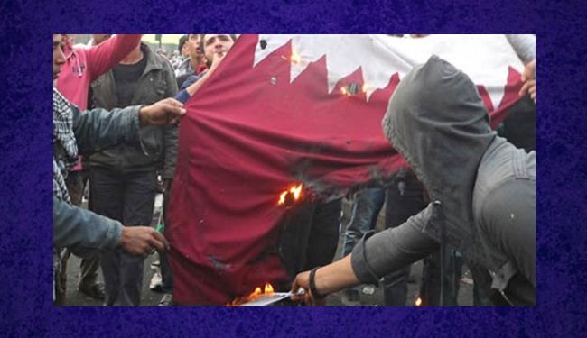 متظاهرون ليبيون يحرقون أعلام قطر وتركيا والسبب؟..