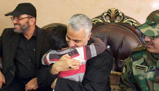بالصور؛ لقاء اللواء قاسم سليماني بأبناء قيادي عراقي شهيد