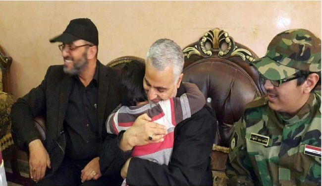 العميد قاسم سليماني في زيارة بعض عوائل الشهداء الأبرار في العراق
