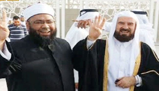 قياديان إخوانيان يلوحان بشارة 