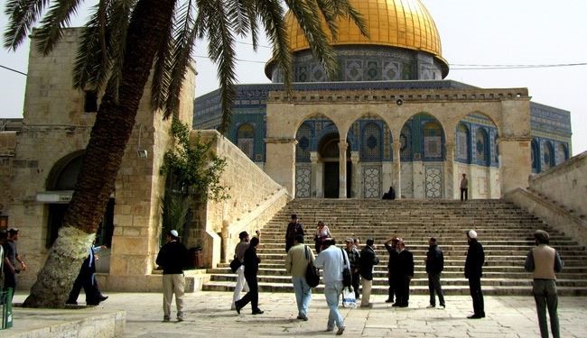 مستوطنون صهاينة يدنسون المسجد الأقصى المبارك