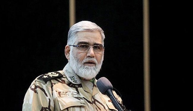 ايران تزيح الستار عن روبوتات تنقل صواريخ ومدافع رشاشة