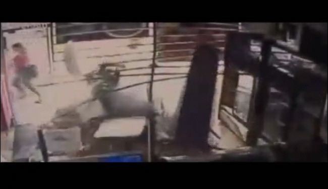 بالفيديو... امرأة تنجو من حادث سير بأعجوبة