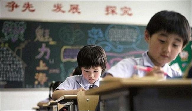 صور... مدرس ينفذ عقابا غريبا بطلابه