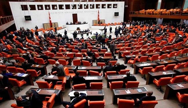تركيا تقر قانونا يتيح للشرطة اطلاق النار على المتظاهرين