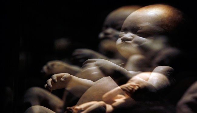 تدخين الأم يدفع بالجنين لحركة انفعالية وتغيير تقاسيم وجهه
