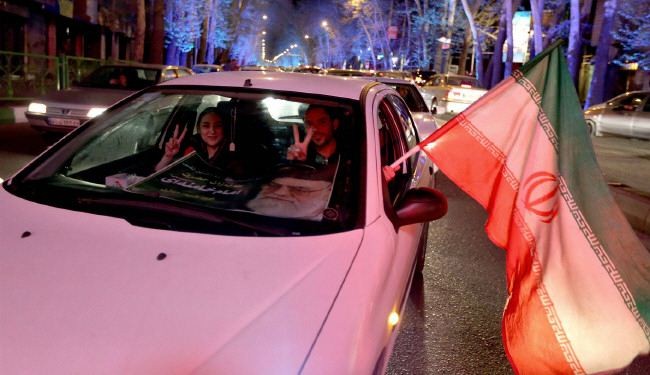 بالصور... فرحة الايرانيين باتفاق لوزان