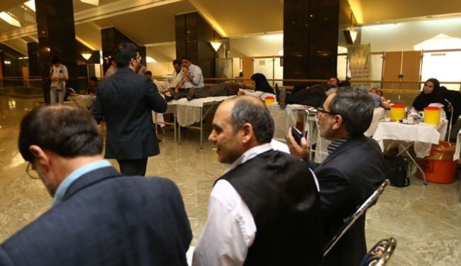 بالصور؛ نواب البرلمان الايراني يتبرعون بالدم لجرحى اليمن