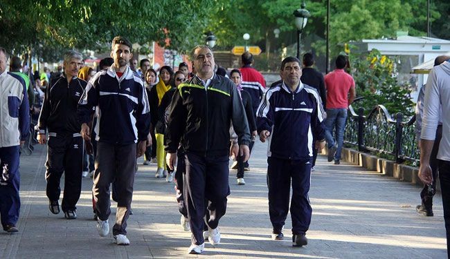 علماء: المشي دقيقتان يطيل عمرك