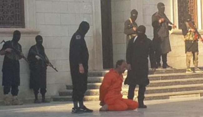 صور/داعش تذبح جندياً ليبياً أمام مجموعة من الأطفال !