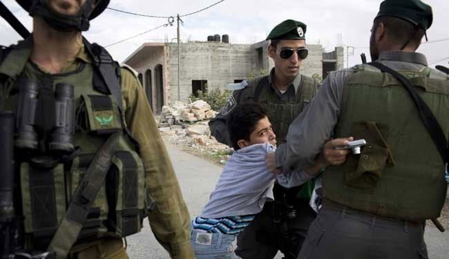 تحقيق بعد نشر فيديو لـ ۷ جنود اسرائيليين يضربون فلسطينيا