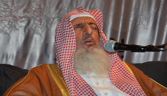 ماذا قال مفتي السعودية عن من يفرط في التعقيم؟