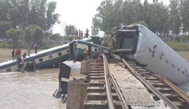 صور: سقوط قطار على متنه 300 شخص في النهر