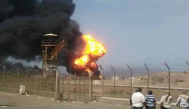 العدوان السعودي يستهدف مصفاة عدن وخزان مياه رئيس