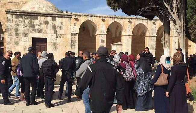 حراس الاقصى يتصدون لمحاولة مستوطن رفع علم الاحتلال، ولكن..