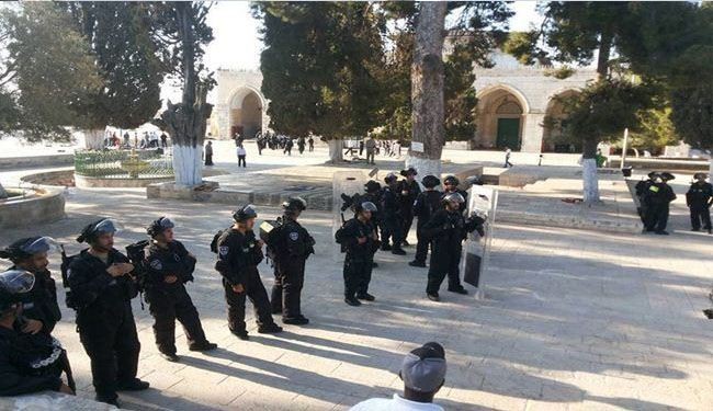 الاحتلال يقتحم الاقصى ويهاجم المصلين بقنابل صوتية