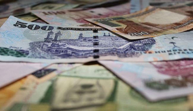 الدول الخليجية تلجأ إلى الاحتياطيات لسد عجز الموازنة