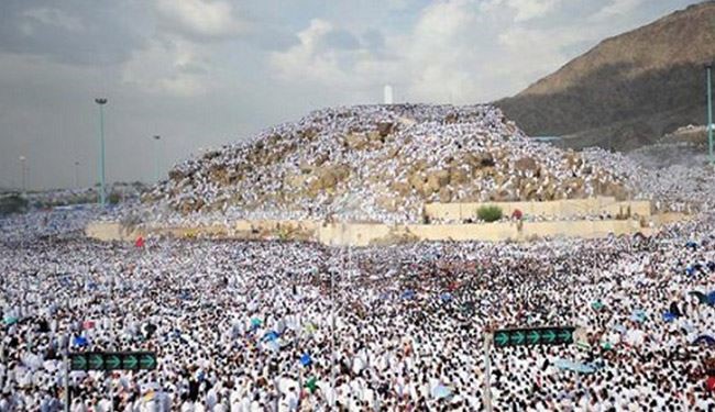 حجاج بيت الله الحرام في عرفات يؤدون الركن الاعظم