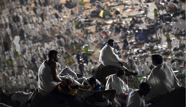 بالصور.. حجاج بيت الله الحرام يؤدون مناسك الحج على جبل عرفات