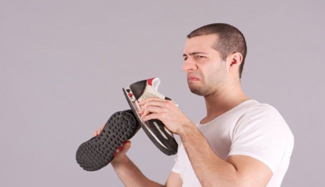 بهترین مواد طبیعی برای رفع بوی بد کفش
