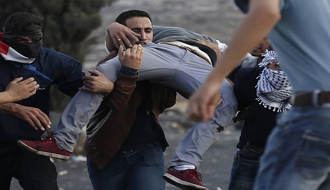 أصابة 4 عمال فلسطينيين بجروح؛ طعنهم مستوطن في ديمونا