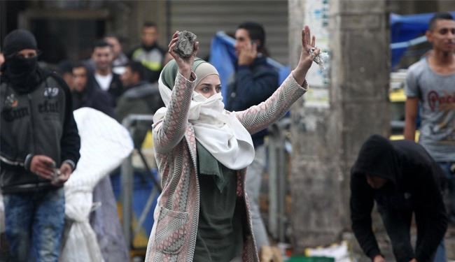 فلسطينية تفجر مركبتها عند حاجز شرطة بالضفة..