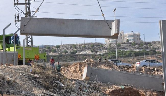 مستوطنون يقتحمون الأقصى والاحتلال يبني جدارا لعزل القدس