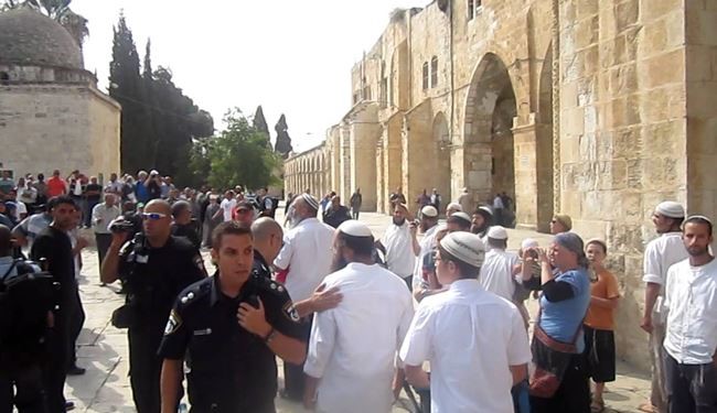 عملية طعن في الضفة ومستوطنون يقتحمون المسجد الاقصى