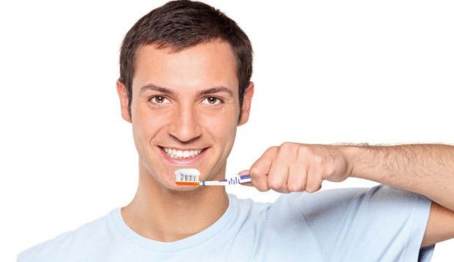 لماذا يجب عليك ان تنظف أسنانك في الظلام؟!