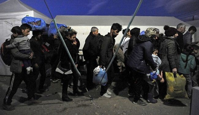 أحد منفذي هجمات باريس قدم مع اللاجئين.. وبولندا ترفض استقبالهم