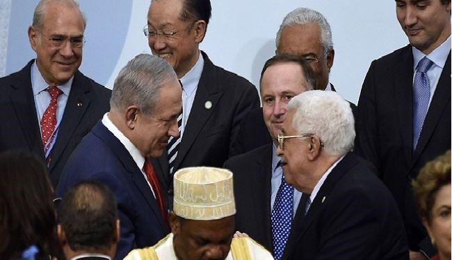 عباس ونتنياهو يتصافحان في أول لقاء بينهما منذ 5 سنوات!
