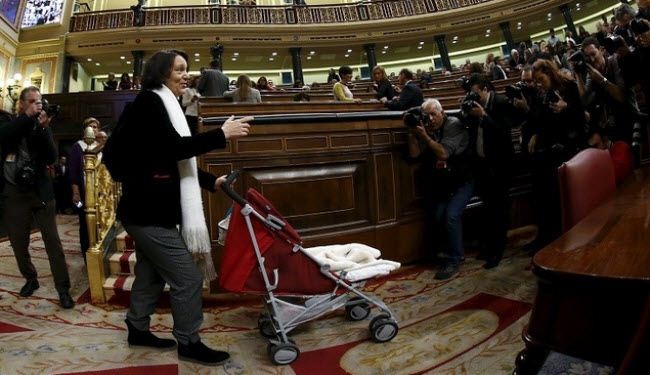 شاهد من هو الذي اصطحبته النائبة معها في جلسة البرلمان