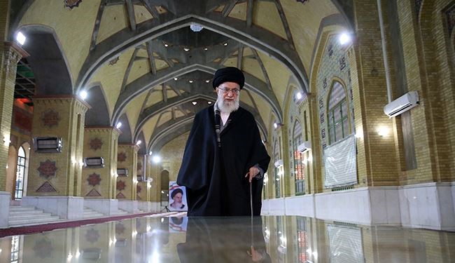 بالصور؛ آية الله خامنئي يزور مرقد الإمام الخميني (رض) وقبور الشهداء