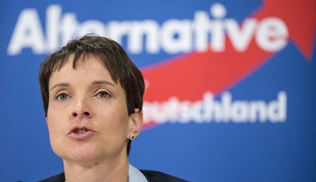 سياسية ألمانية تطالب إطلاق النار على اللاجئين!