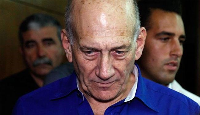 أولمرت أول رئيس حكومة خلف القضبان، ما جريمته؟