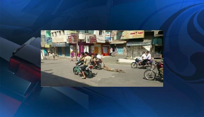 مرتزقة العدوان يسحلون جثة مواطن في شوارع تعز