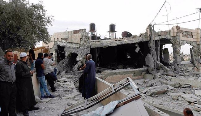 طعن مستوطن بالضفة؛ وهدم منازل 3 شهداء بالقدس