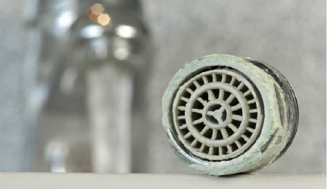 طرق مثالية لإزالة الترسبات عن الحنفيات والمغسلة