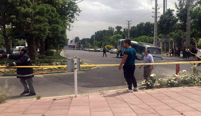 عکس: اتوبوس گردشگران فیلیپینی در کرج به گِل نشست!