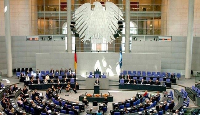 برلماني الماني يتلو القصيدة الساخرة من اردوغان