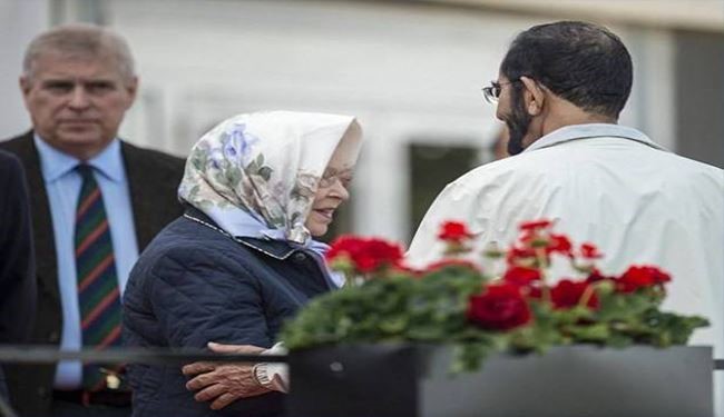 هكذا كانت ردة فعل ملكة بريطانيا بعد مسك حاكم دبي مرفقها+صور