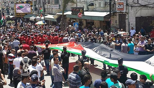 غزة تتظاهر بذكرى النكبة واطفالها يضيئون الشموع +صورة