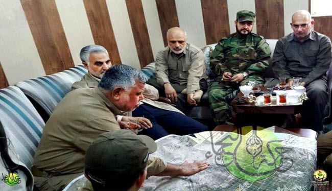 بالصور... قاسم سليماني في غرفة عمليات تحرير الفلوجة من داعش