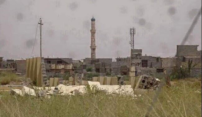 بالصور.. جندي عراقي يرفع الاذان بجامع الانبياء وسط الفلوجة