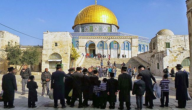 جنود ومستوطنون يقتحمون الاقصى والمقدسيون يتصدون