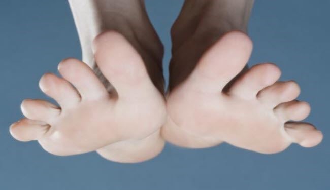 هل تتشنج عضلات قدمكم فجأة ليلاً؟.. إليكم الحل!
