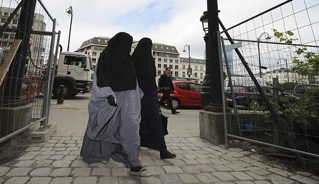 الإمارات: عند سفركم للبلدان الأوروبية اخلعوا النقاب وتبرجوا!