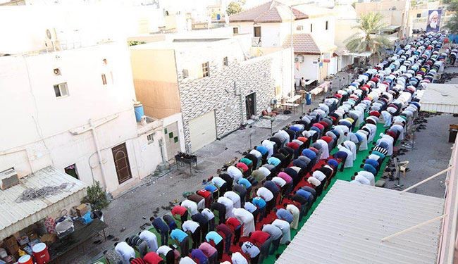 بالصور؛ البحرينيون يؤدون صلاة العيد أمام منزل الشيخ قاسم