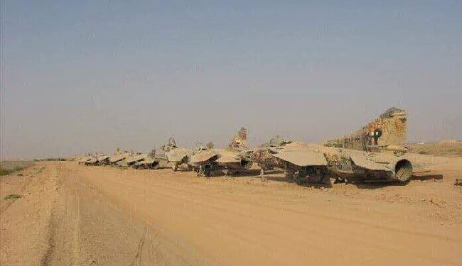 بالصور: قاعدة القيارة بعد تحريرها ومقاتلات يأكلها التراب