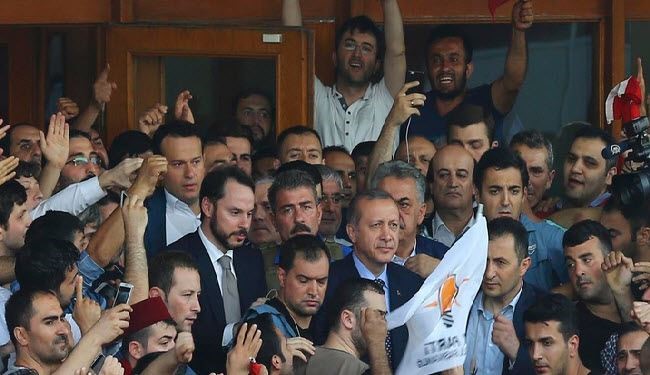 أردوغان يحث أنصاره على البقاء في الشوارع